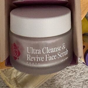 Froya Ultra Cleanse & Revive Face Scrub - Purple